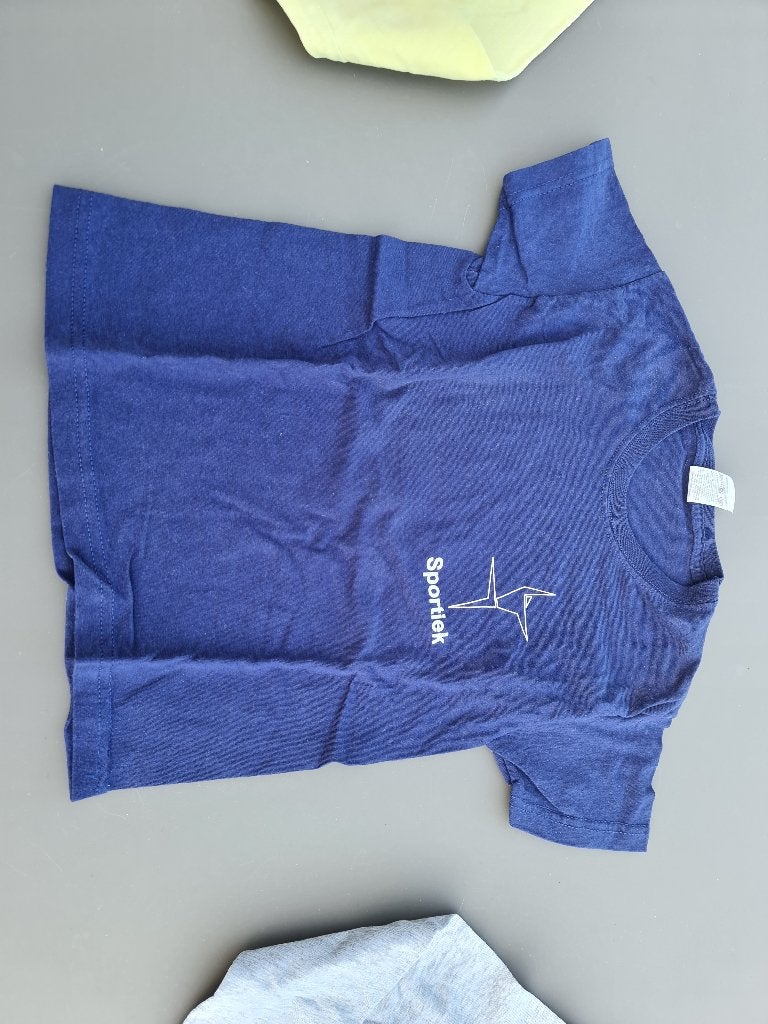donkerblauw T-shirt sportiek, 104, Kinderen en Baby's, Kinderkleding | Maat 104, Ophalen, Zo goed als nieuw