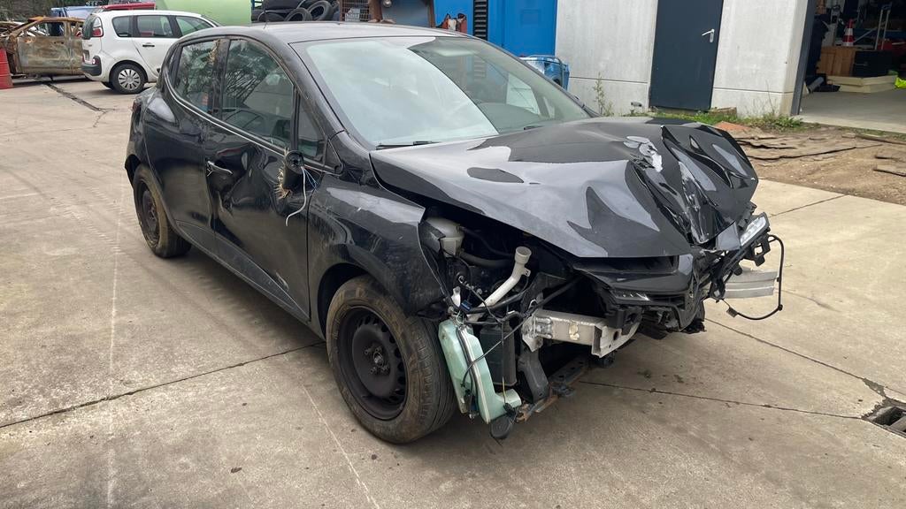 Renault Clio 2015 139.845km (ongeval wagen ) Benzine 1.2, Voorwielaandrijving, Euro 5, Stof, Zwart