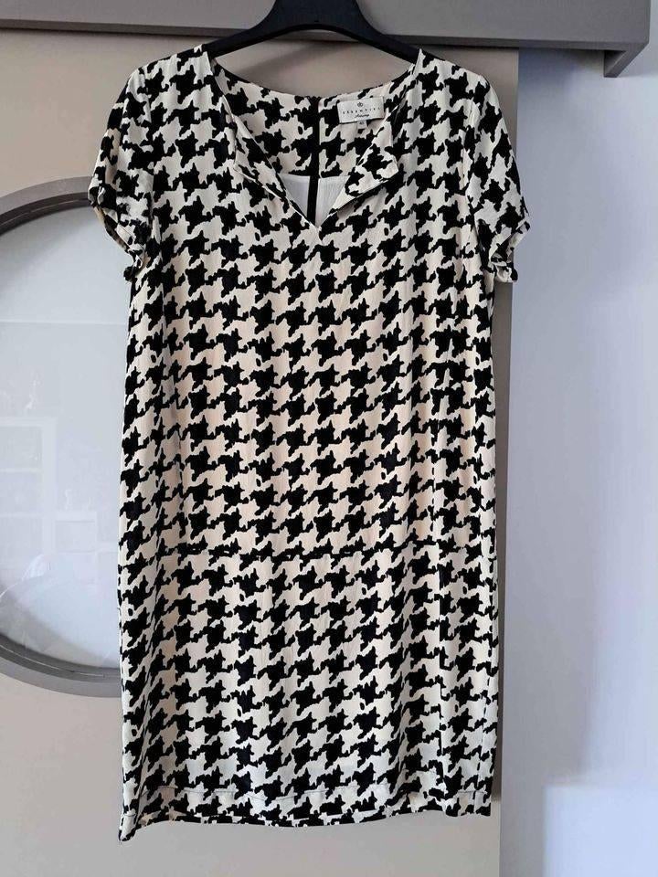 2x Jurk, Essentiel Antwerp mt 40, Vêtements | Femmes, Robes, Taille 38/40 (M), Enlèvement ou Envoi, Au-dessus du genou, Comme neuf