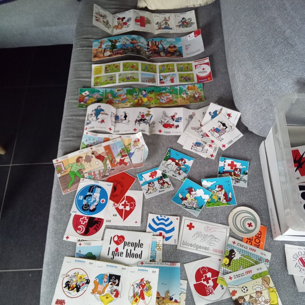 LOT RODE KRUIS STICKERS, Verzenden
