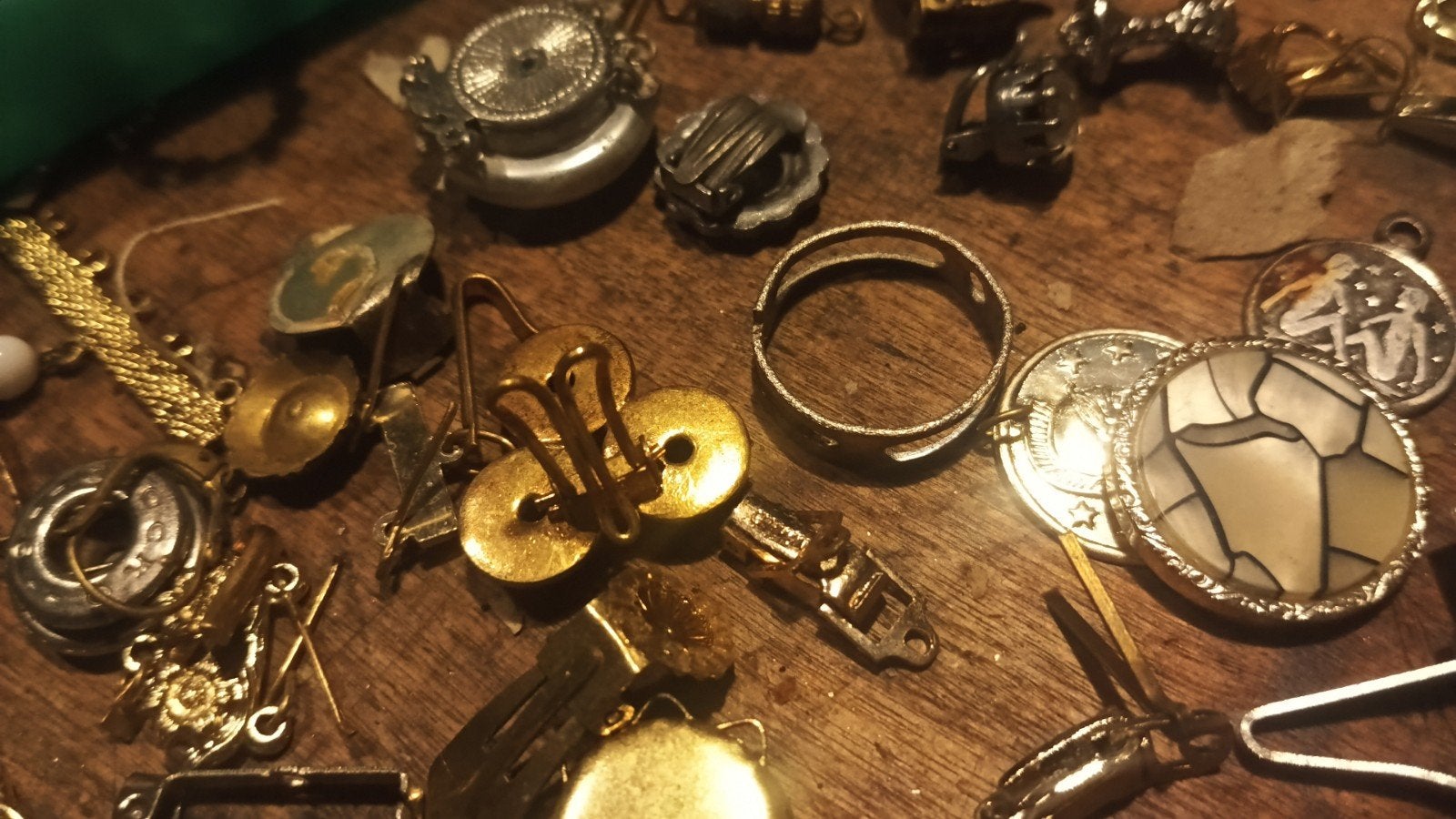 Beaucoup de vieux bijoux et tellement de choses voir la desc, Antiquités & Art, Enlèvement ou Envoi, Argent