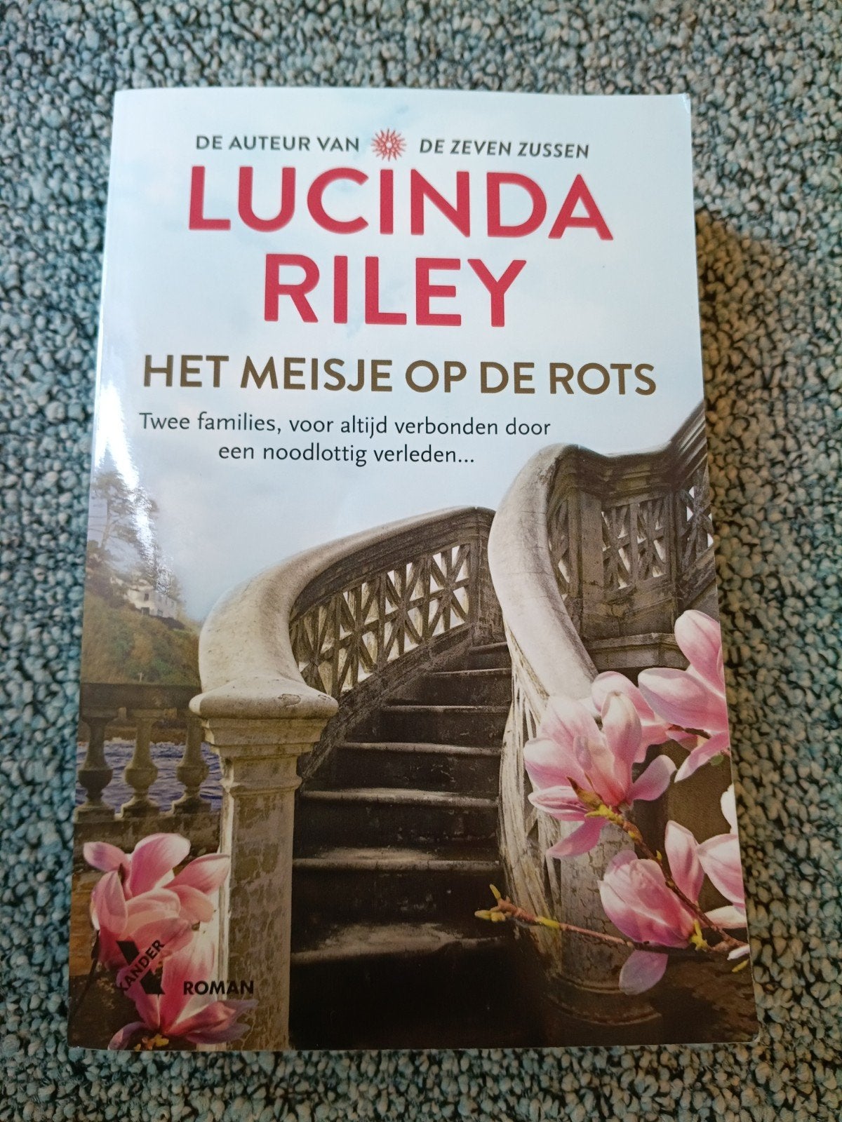 Het meisje op de rots - Lucinda Riley, Ophalen of Verzenden, Zo goed als nieuw