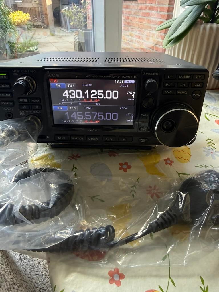 Zo goed als nieuwe Icom 9700 in doos, Telecommunicatie, Zenders en Ontvangers, Ophalen, Zo goed als nieuw, Zender en Ontvanger