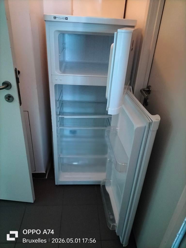 Un frigo avec congélateur, Congélateur