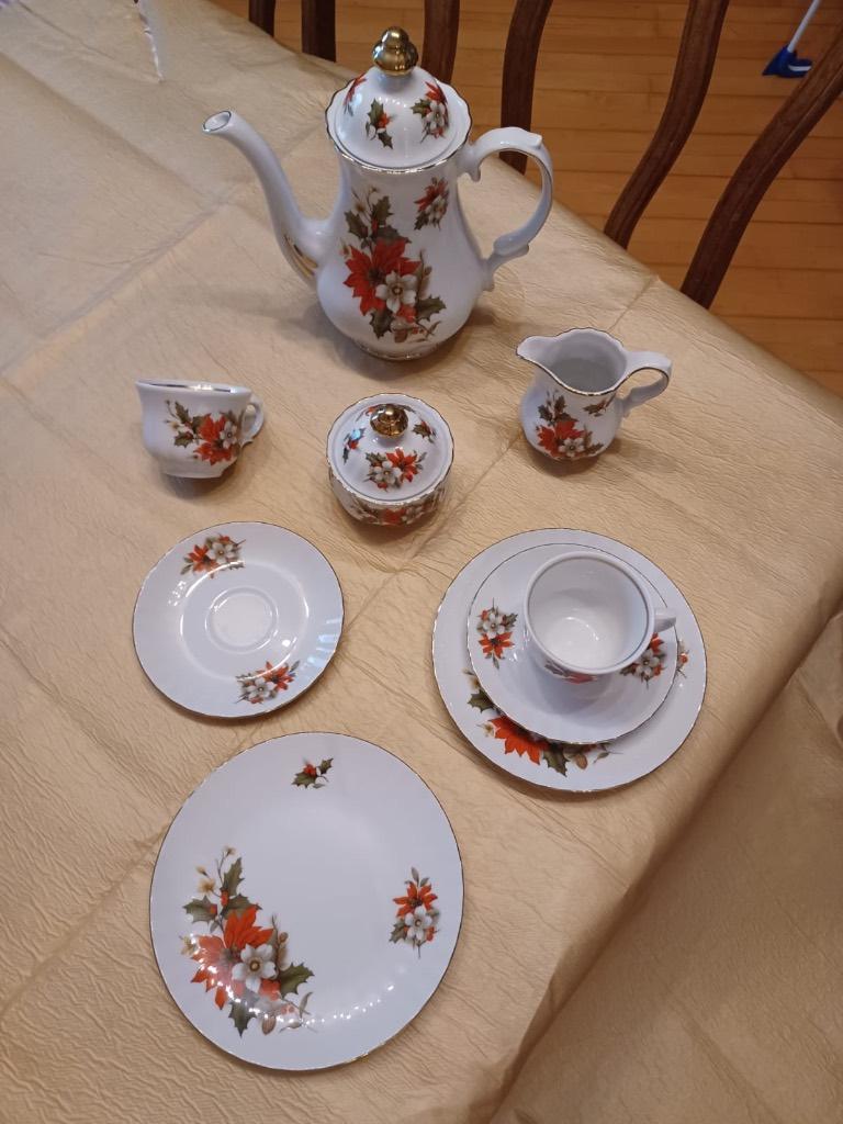 Vintage porceleine  (kerst)servies met gouden randje, Ophalen, Nieuw, Overige stijlen, Porselein