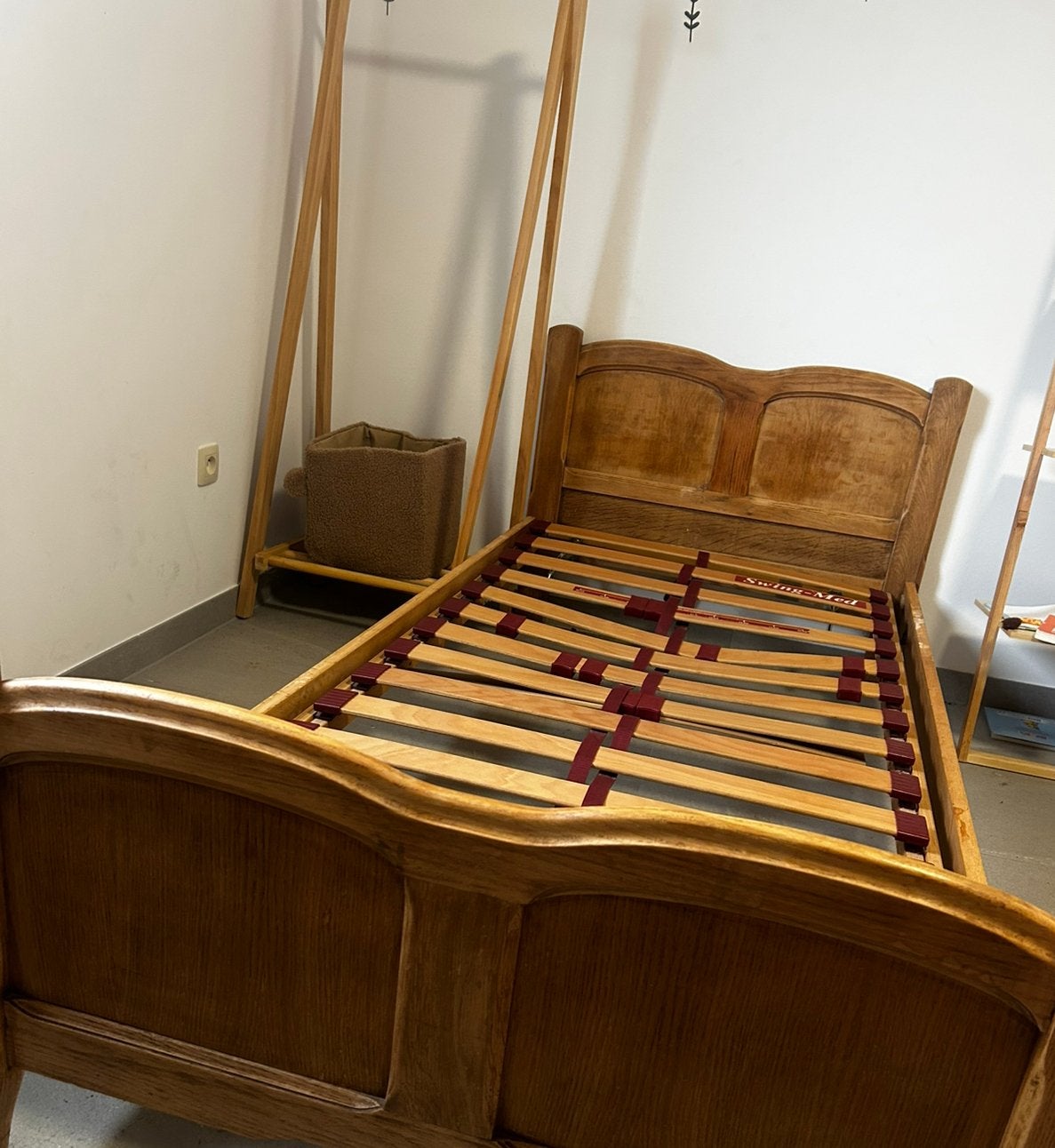 Een persoonsbed, Huis en Inrichting, Slaapkamer | Bedden, Ophalen, Zo goed als nieuw, Hout