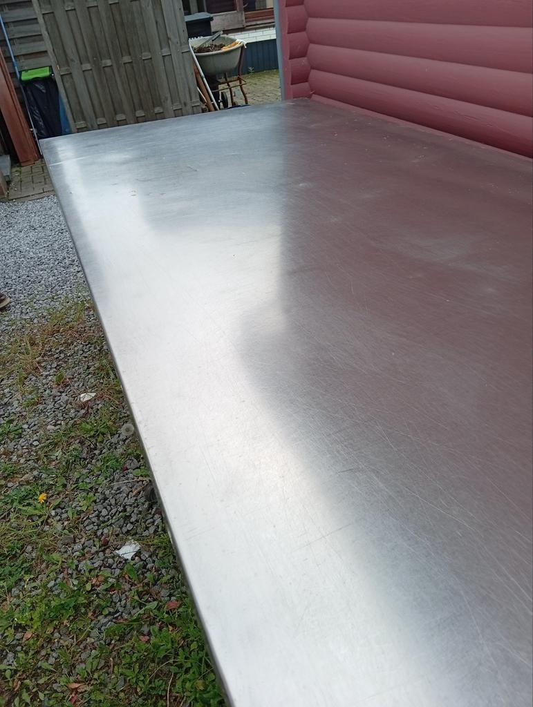 Inox table, Enlèvement
