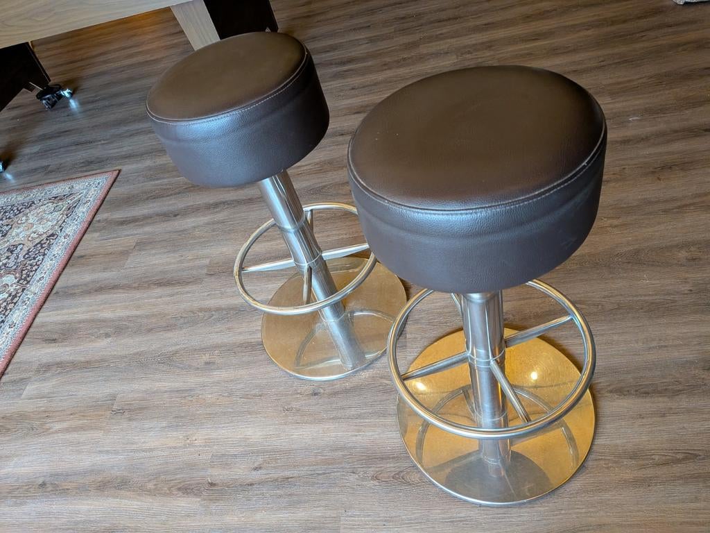 2 zware horeca barkrukken, Ophalen