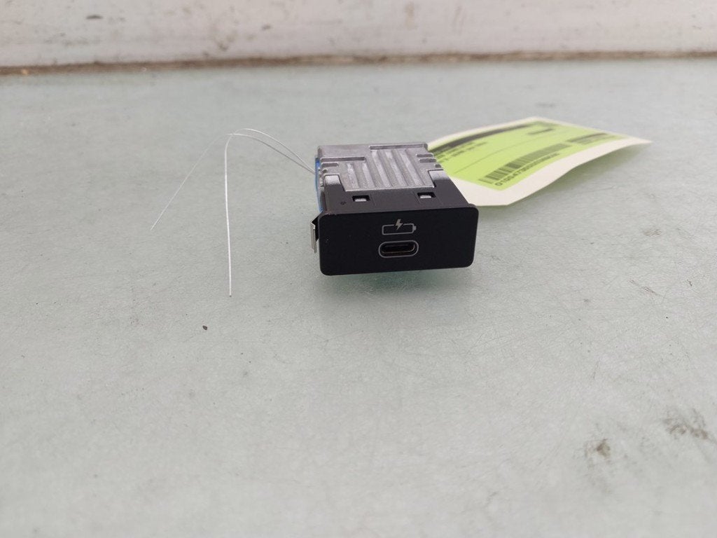 AUX/USB POORT BMW 3 serie Touring (G21) (|84105A84161|), Gebruikt, BMW, Petuelring 130
80809  München, DE, Bayerische Motoren Werke AG