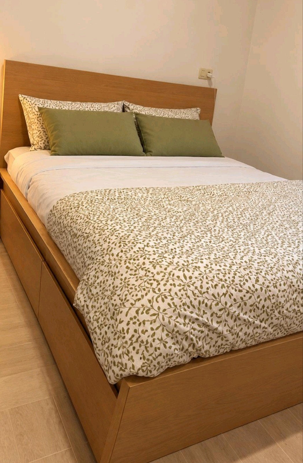 Lit MALM 160x200 (avec tiroirs), 150 à 200 cm, Comme neuf, 50 à 75 cm, 150 à 200 cm