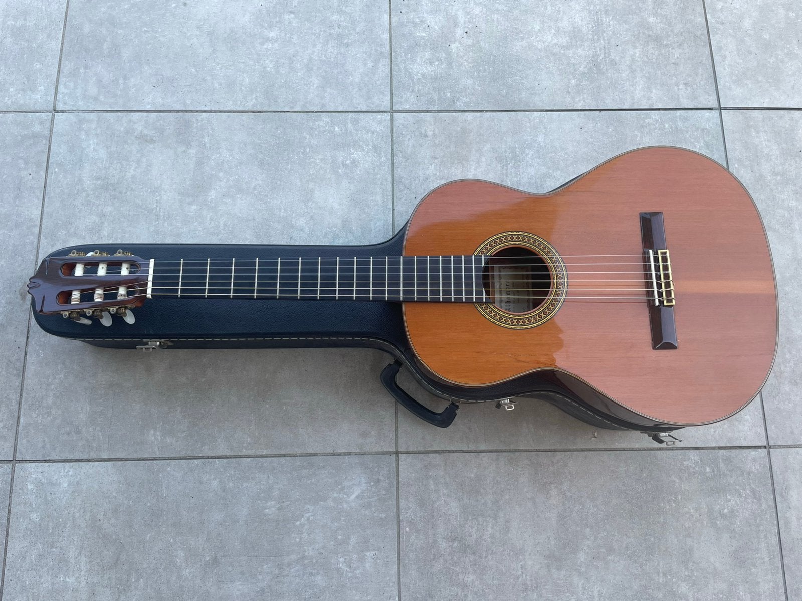 Guitare classique Alhambra 8C, Musique & Instruments, Enlèvement, Utilisé, Guitare classique ou espagnole, Avec valise