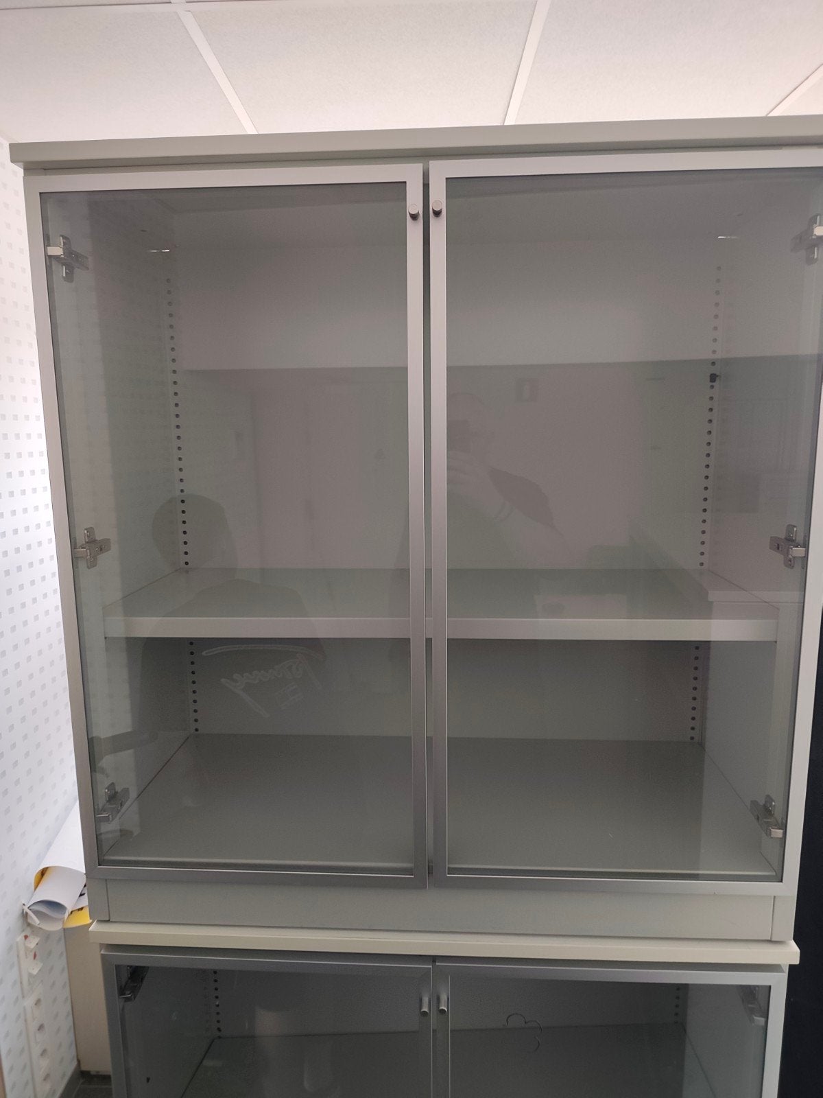 Bureau kasten met glazen deur, Ophalen