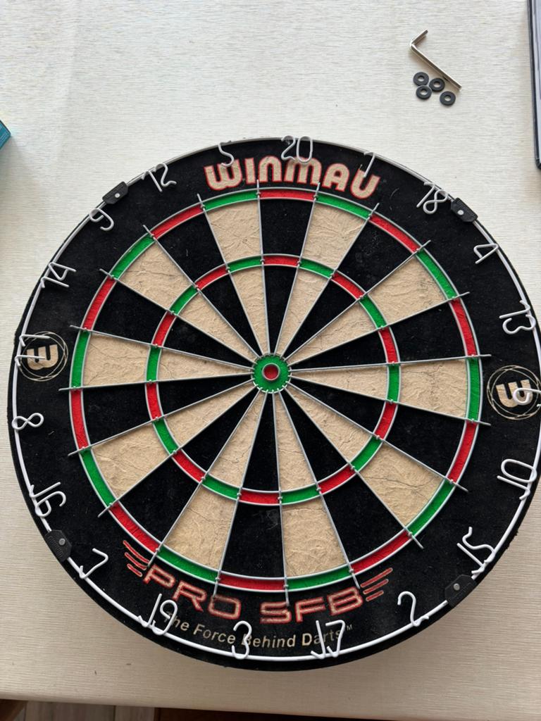 Dartsblok met pijlen, Sport en Fitness, Darts, Ophalen, Nieuw, Dartbord