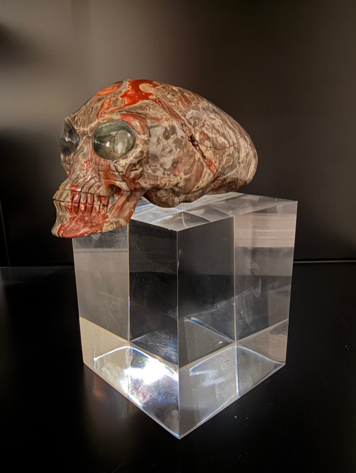 Rare sculpture de crâne en Jaspe (pièce unique), Sur socle, Pierre ou céramique, Moins de 20 cm, Autres types