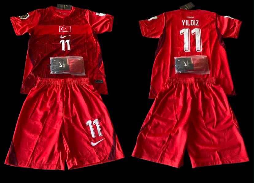 Maillot + short + chaussettes Turquie - Taille 13-14 ans, Envoi, Neuf, Garçon ou Fille, Ensemble