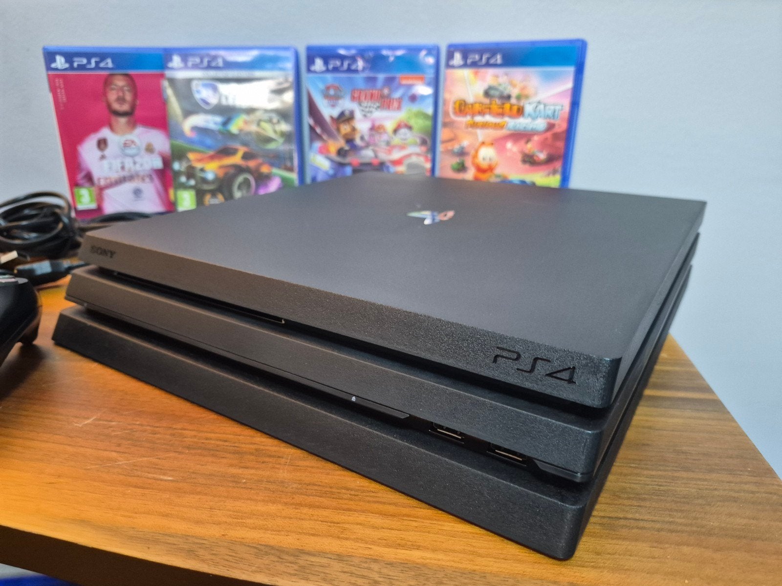 Playstation 4 Pro 1000Gb 4 Jeux 1 manette, Consoles de jeu & Jeux vidéo, Enlèvement ou Envoi, Avec 1 manette, Utilisé, 1 TB