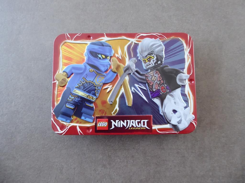 Metal Box avec 2 figurines LEGO : Jay vs. Cinder - 2025, Enlèvement ou Envoi, Neuf, Ensemble complet, Lego
