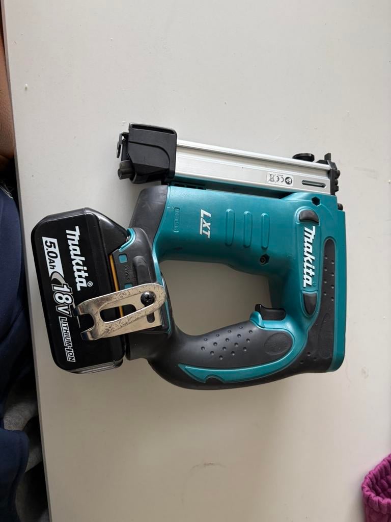 Makita DST221 18V Accu-Nieter/Tacker + 5.0Ah Batterij, Enlèvement, Comme neuf