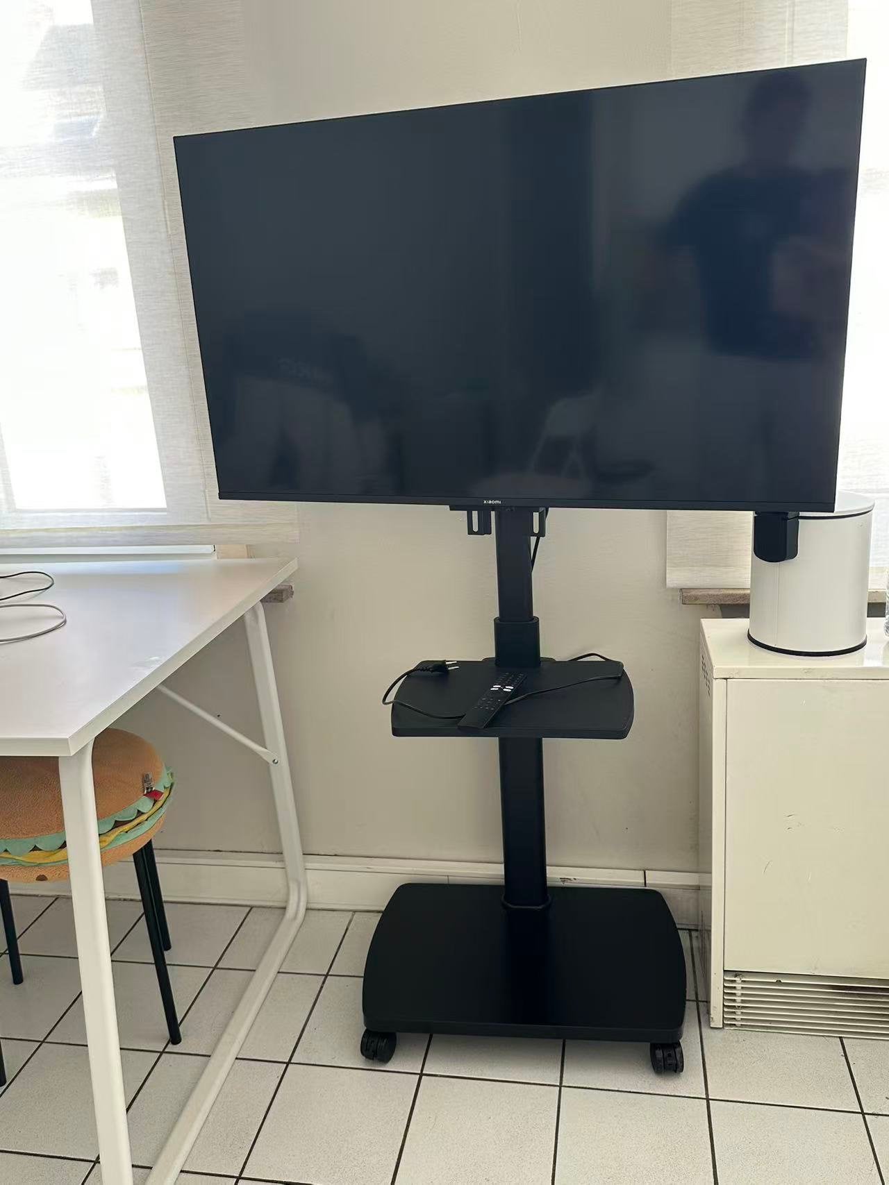 Xiaomi TV A 43 inch 4K Smart TV + tv-standaard, Ophalen, Zo goed als nieuw