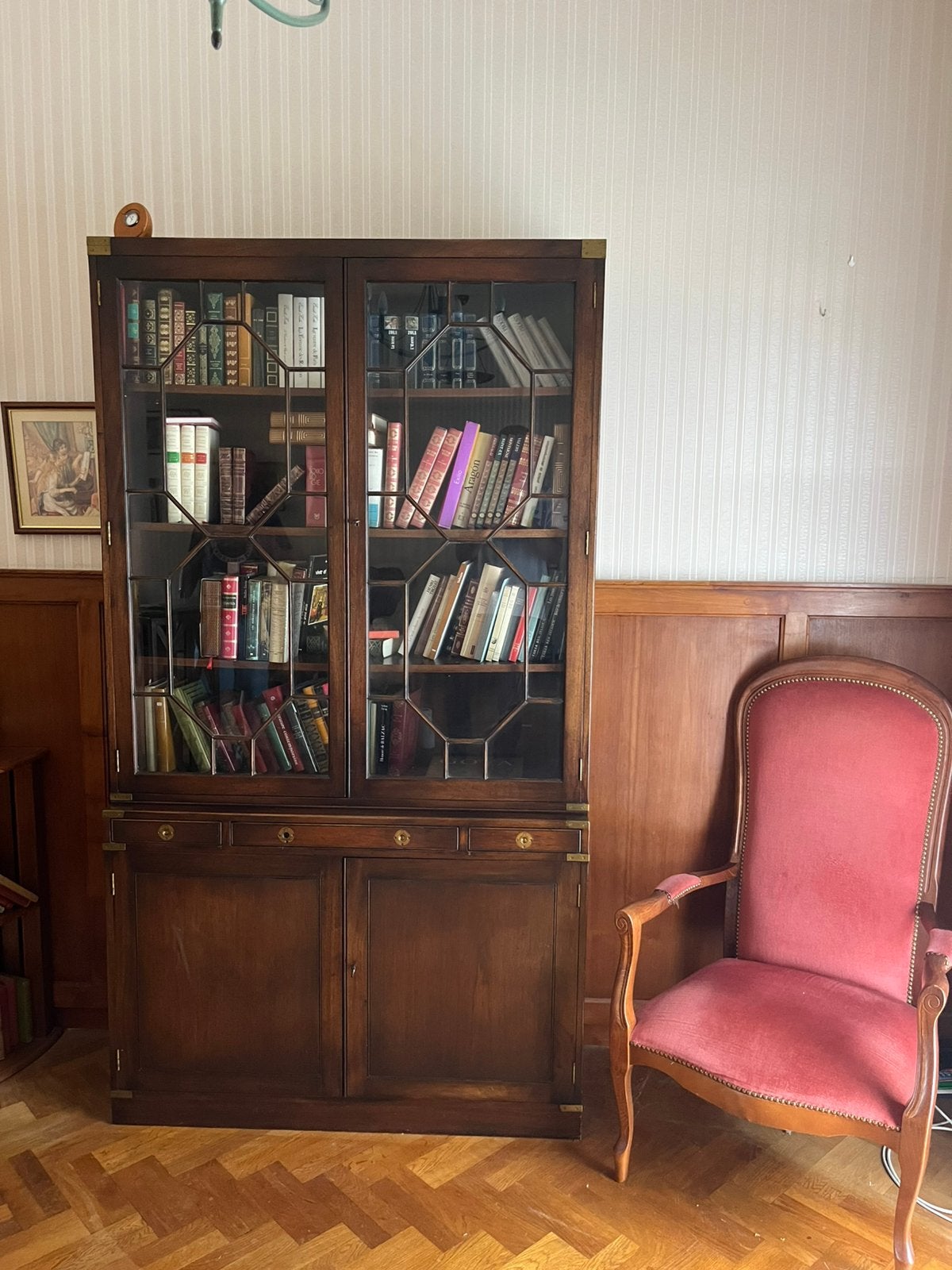 Bibliothèque en acajou, Enlèvement