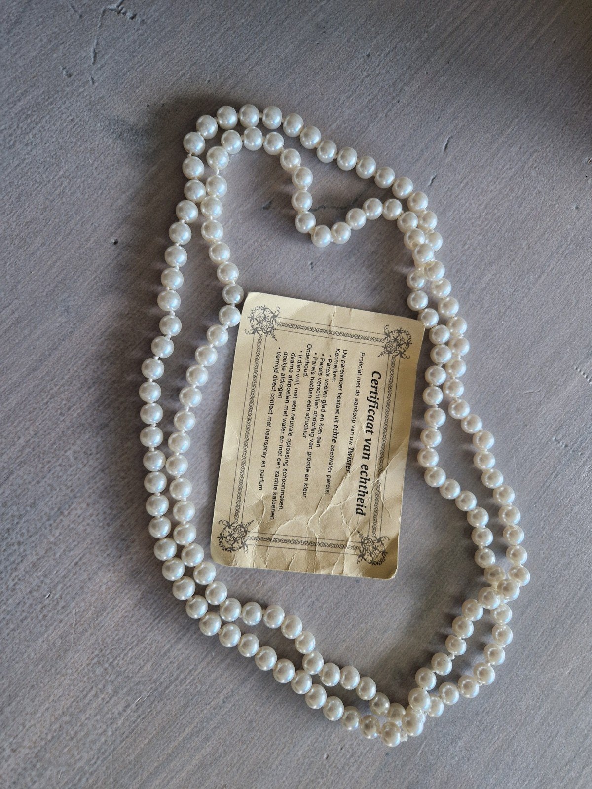 Halsketting van echte parels, Ophalen