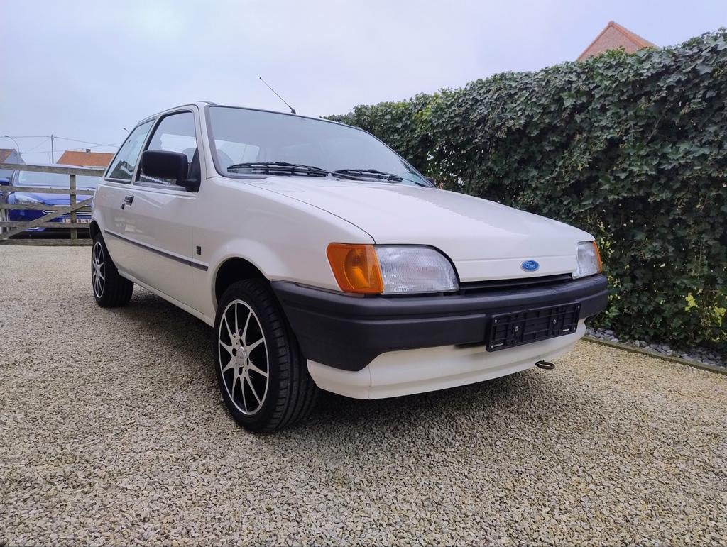 Ford fiesta 1100cc 1990 oldtimer, Auto's, Voorwielaandrijving, Stof, Wit, Handgeschakeld