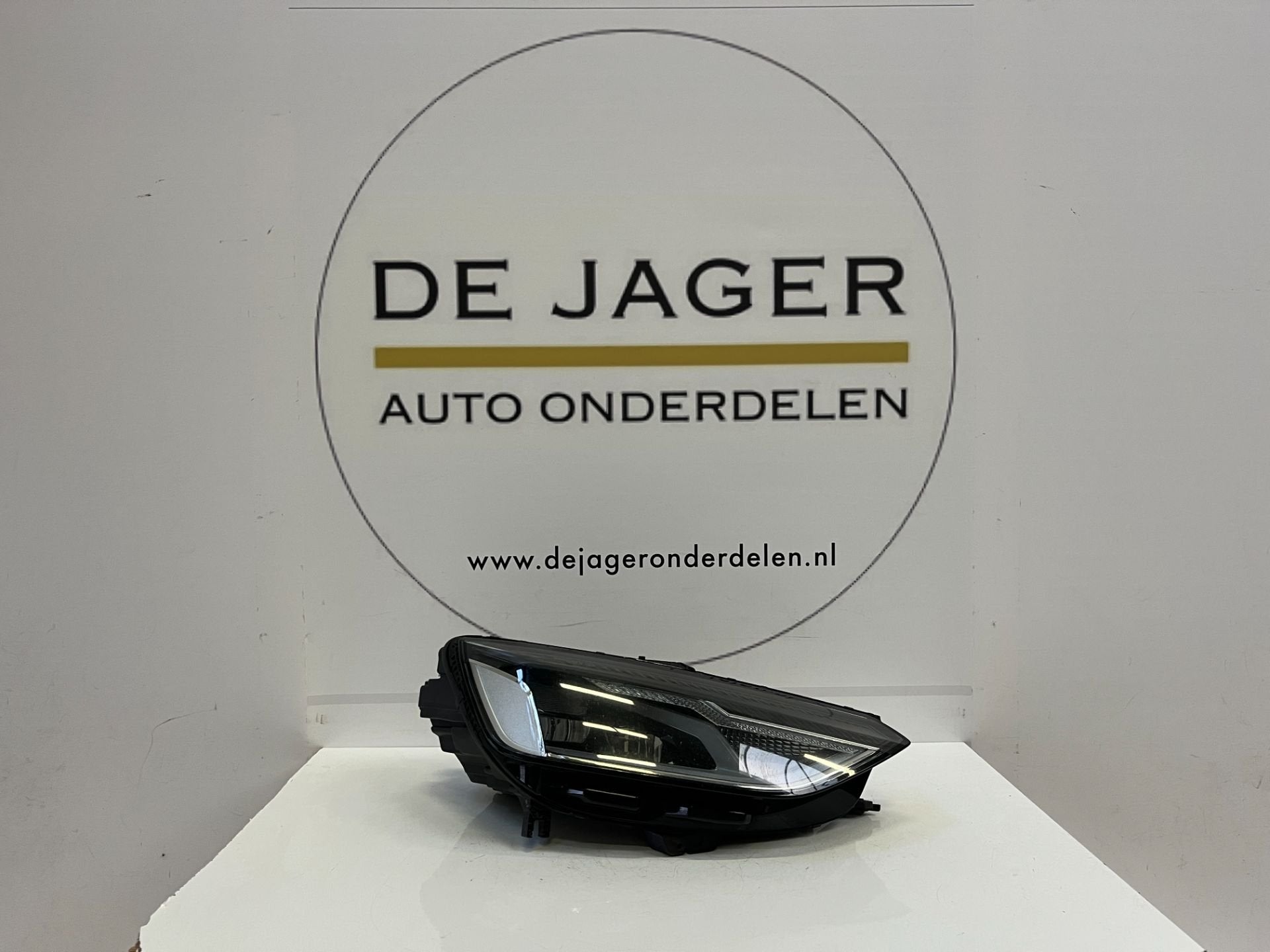 AUDI A4 B9 FACELIFT LED KOPLAMP RECHTS 8W0941012 2020-, Gebruikt, AUDI AG, Auto-Union-Strasse 1
85045  Ingolstadt, DE, Audi
