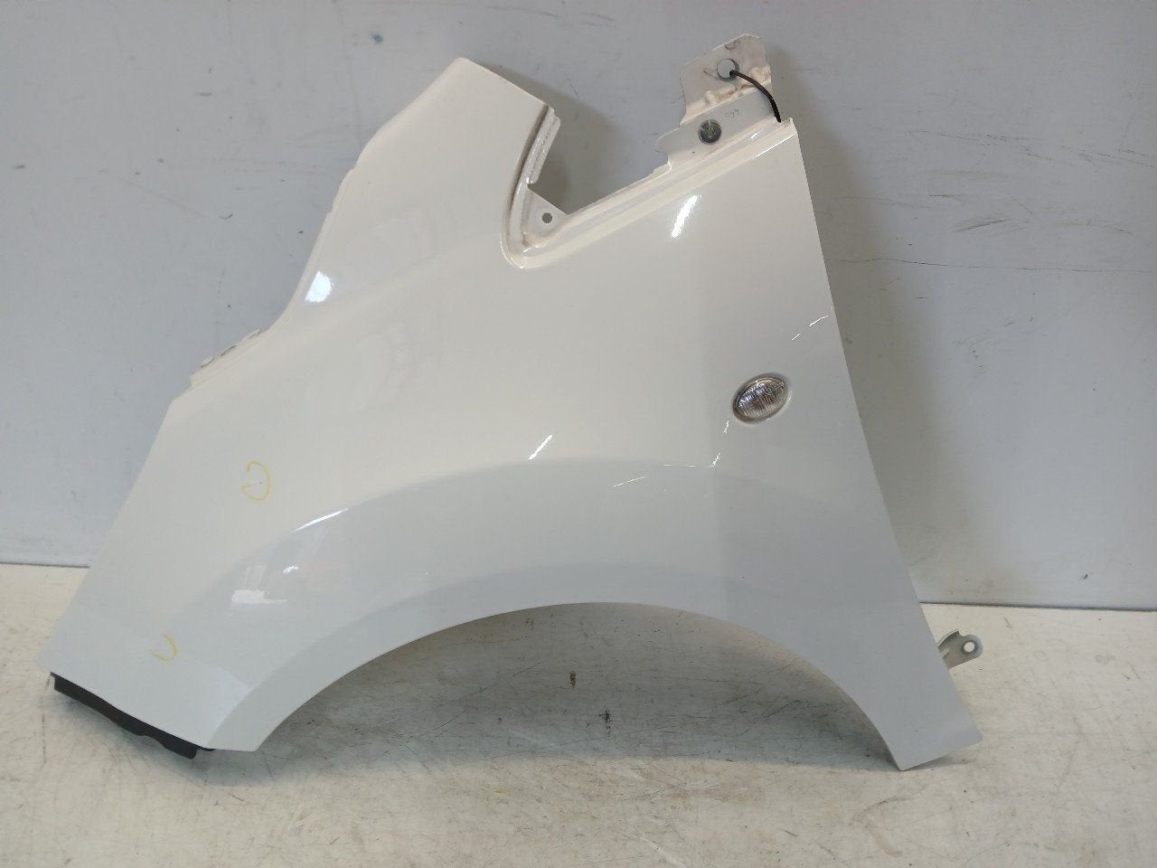 Spatbord links voor Ford Ka, Onderdelen@venauto.nl, Van der Ven Autorecycling B.V., Ettenseweg 76, 4706 PB Roosendaal, The Netherlands