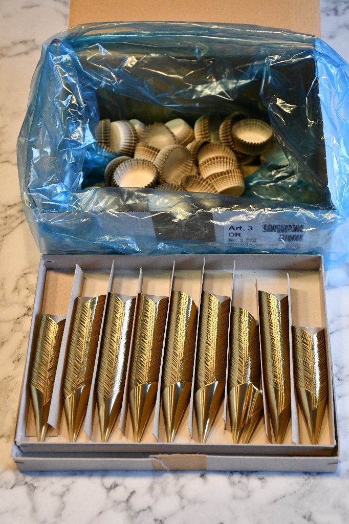 cornets in goudkleur voor truffels en onderzetters pralines, Hobby & Loisirs créatifs, Enlèvement, Neuf