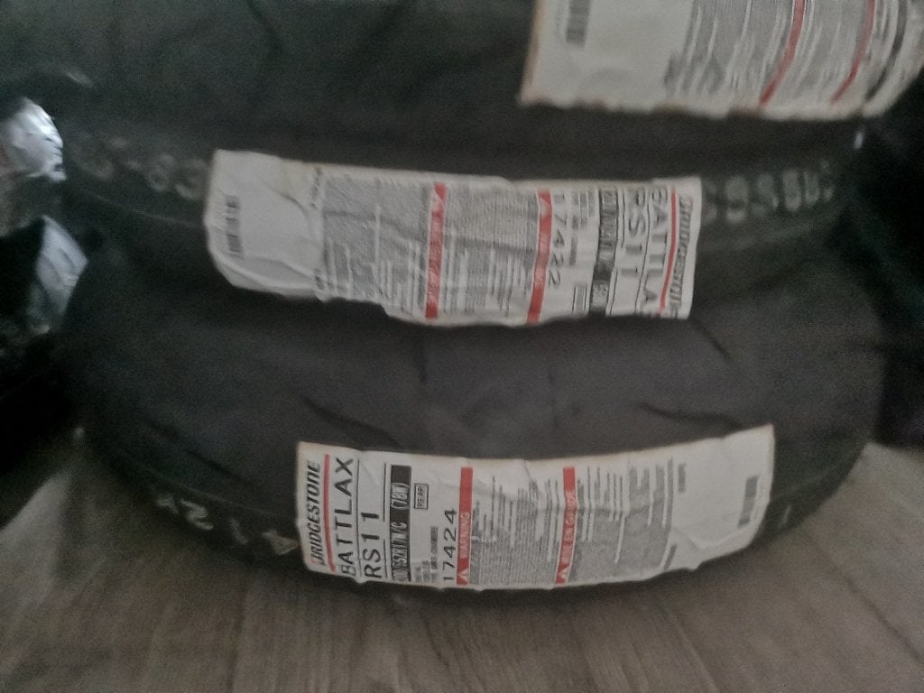 Set de Bridgestone battlax hypersport RS11 120/70 & 200/55, Motos, Enlèvement, Neuf