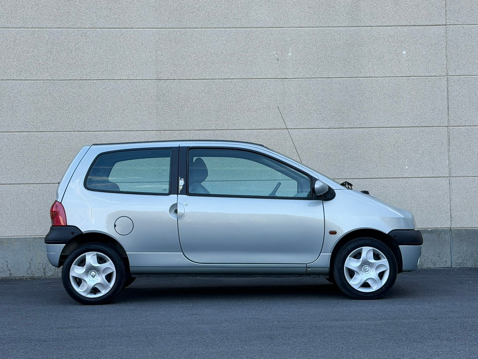 RENAULT TWINGO – SÉRIE SPÉCIALE TINTIN, Autos, Entreprise, Vitres électriques, 3 portes, Essence
