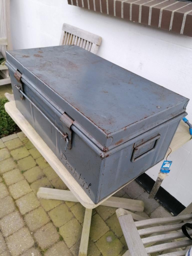 Kist in ijzer., Enlèvement