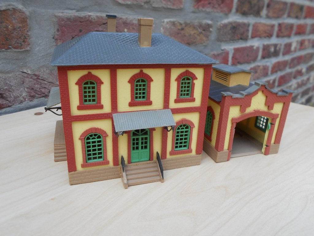 kibri H0 set met 2 mooie gebouwen, Hobby en Vrije tijd, Modeltreinen | H0, Ophalen of Verzenden, Gebruikt, Brug, Tunnel of Gebouw