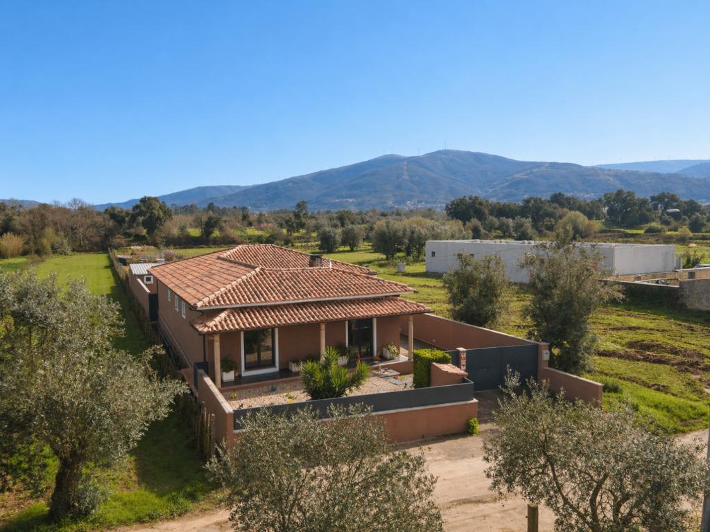 Bungalow met zwembad,tuin,bijgebouw en garage rustig gelegen, 196 m², Woonhuis, Portugal, 7 kamers
