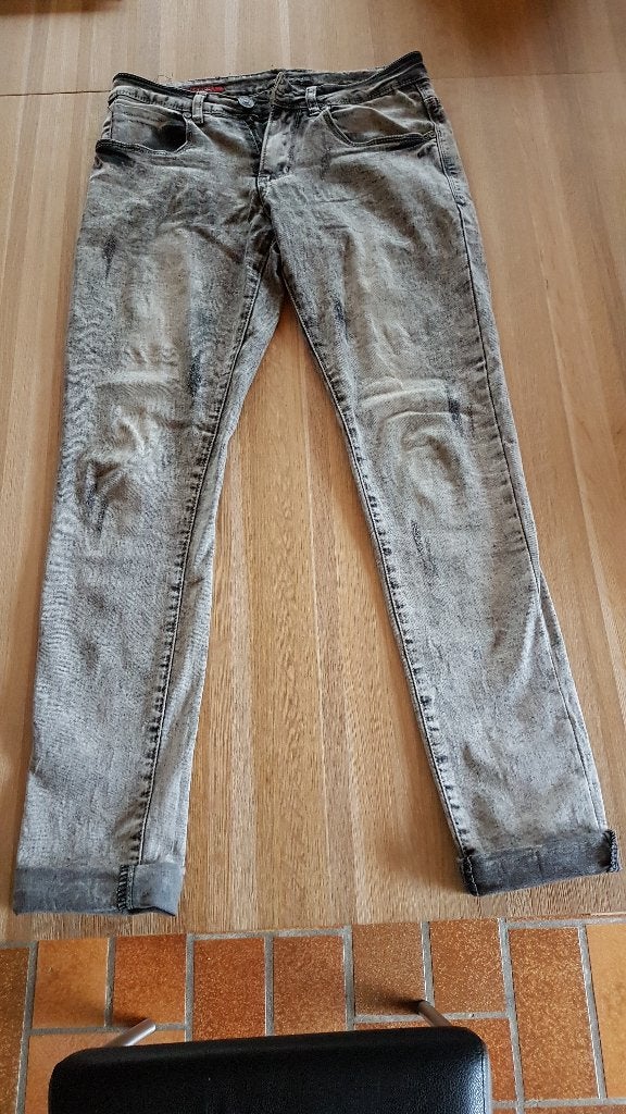 jeans W28, Kleding | Heren, Spijkerbroeken en Jeans, Ophalen of Verzenden, Zo goed als nieuw, Grijs, Overige jeansmaten