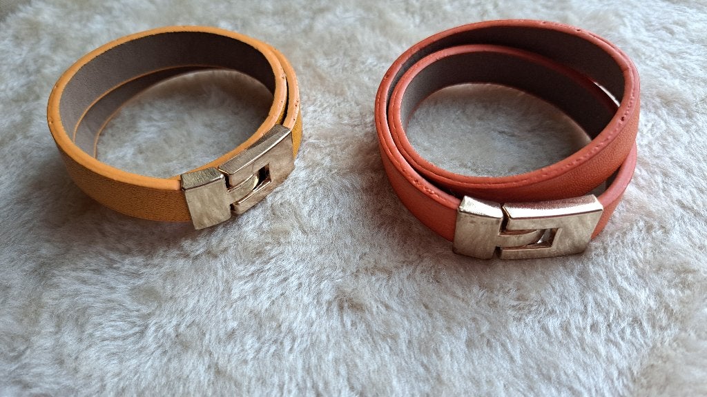 Set van 2 armbanden met metalen sluiting, Bijoux, Sacs & Beauté, Enlèvement ou Envoi, Comme neuf, Jaune, Cuir