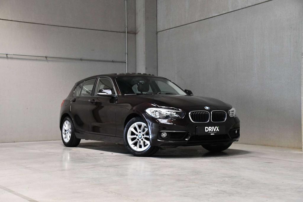 BMW 1 Serie 118 118i I AUTOMAAT I CRUISE CONTROL I OPEN DAK, Auto's, Gebruikt, Bruin, 136 pk, Bedrijf