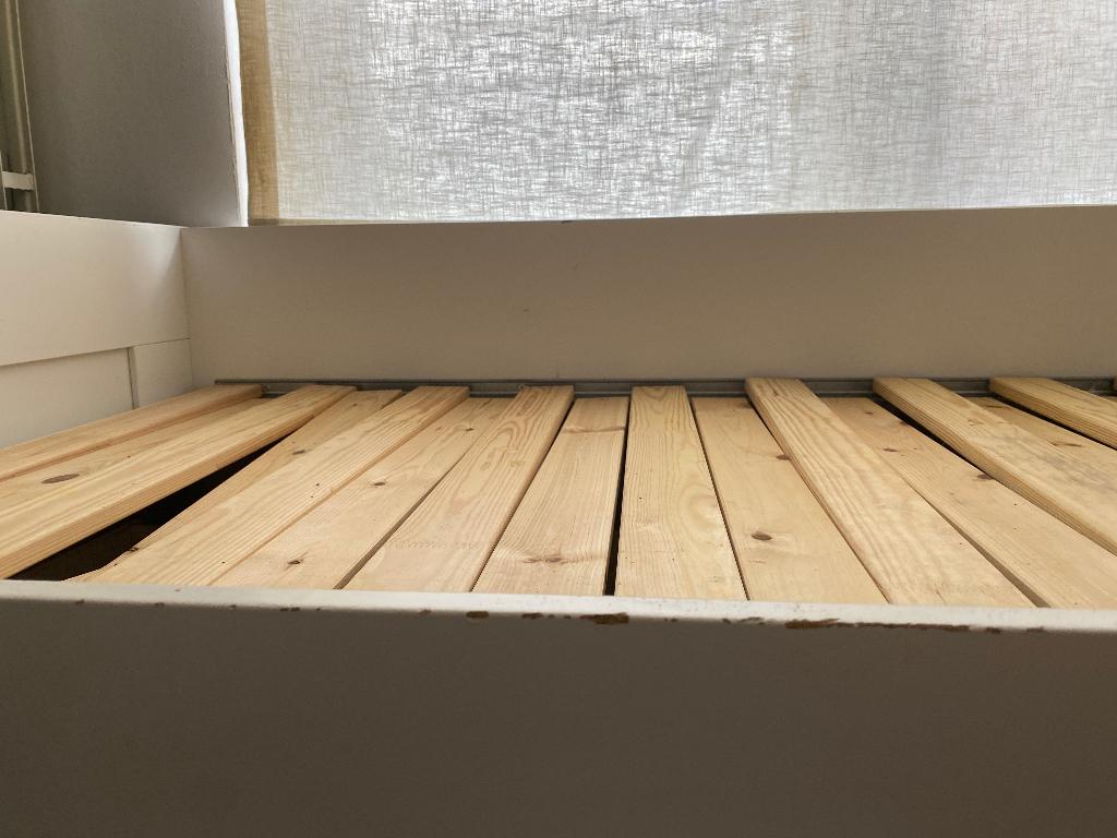 Lit IKEA BRIMNES banquette blanc – très bon état – 100€, Maison & Meubles, Chambre à coucher | Lits, Comme neuf, 200 cm, Deux personnes