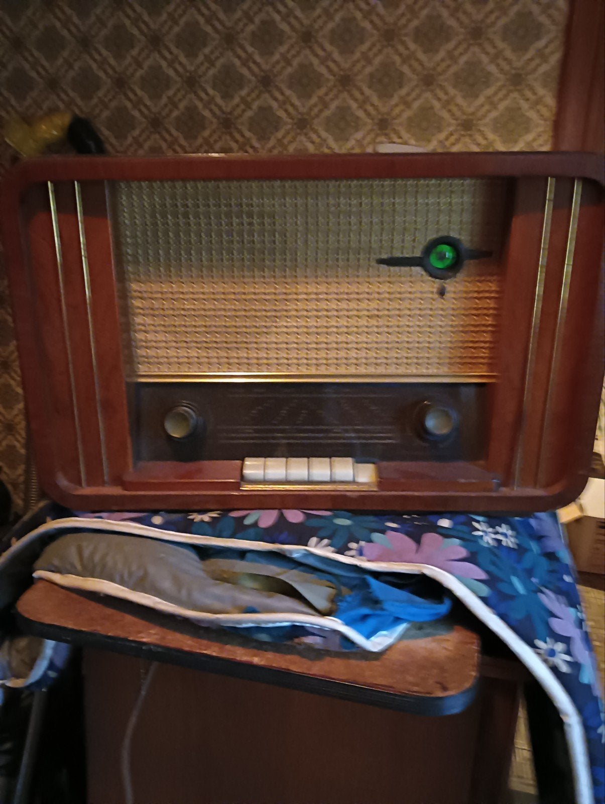 Oude radio speelt nog, Antiquités & Art, Antiquités | TV & Hi-Fi, Enlèvement