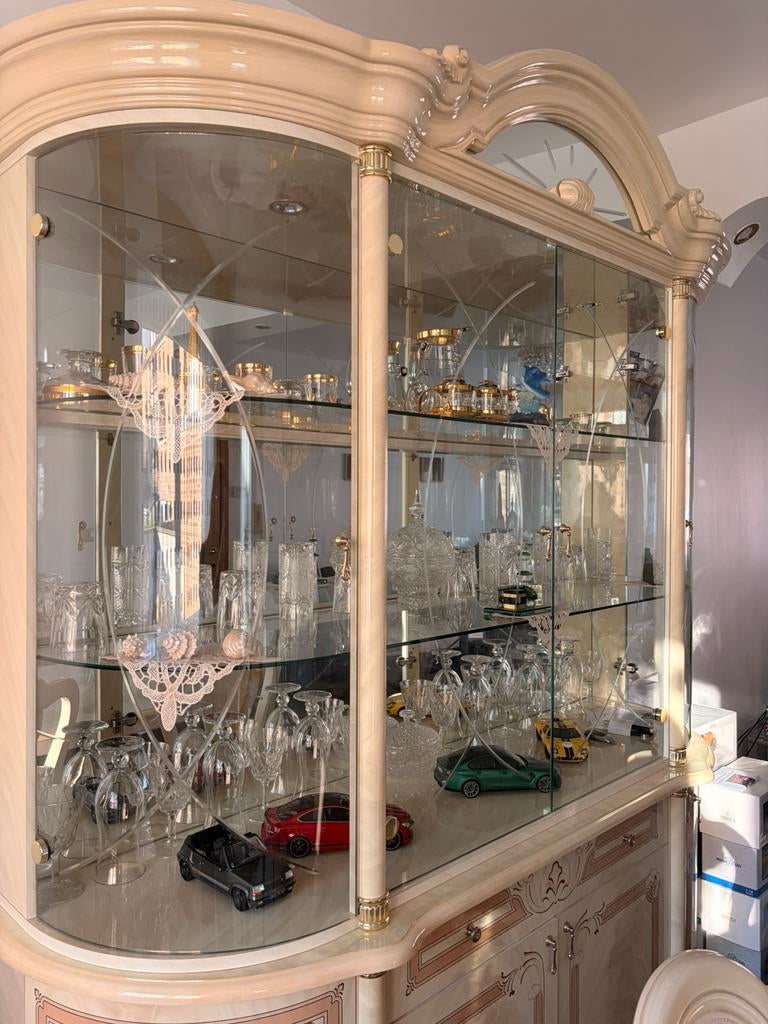 Buffet vitrine style classique beige/doré – très bon état, Maison & Meubles, Armoires | Vitrines, Comme neuf, Avec porte(s), Verre