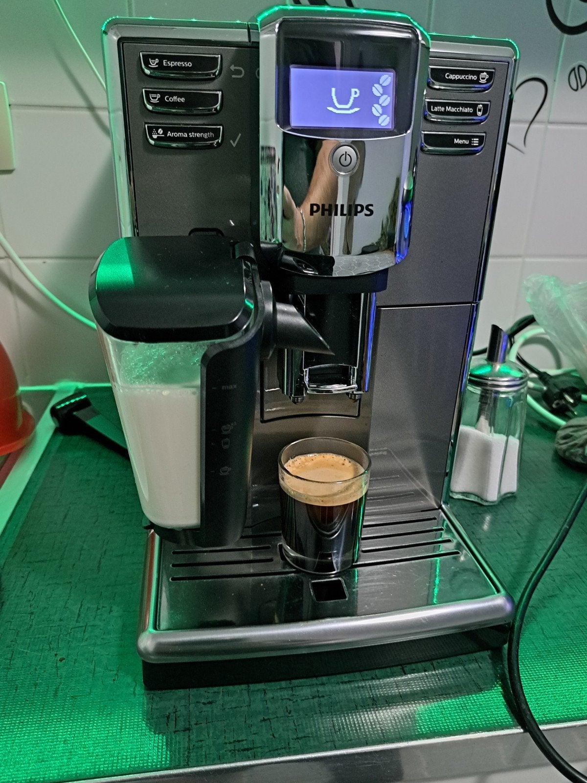 Koffie machine  Werkt perfect met koffiebonen, Elektronische apparatuur, Koffiezetapparaten, Ophalen