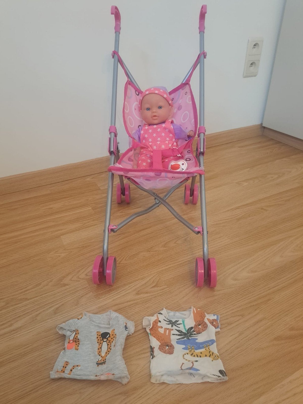 Prachtige pop met buggy en kleding voor SPOTPRIJS !, Kinderen en Baby's, Ophalen of Verzenden