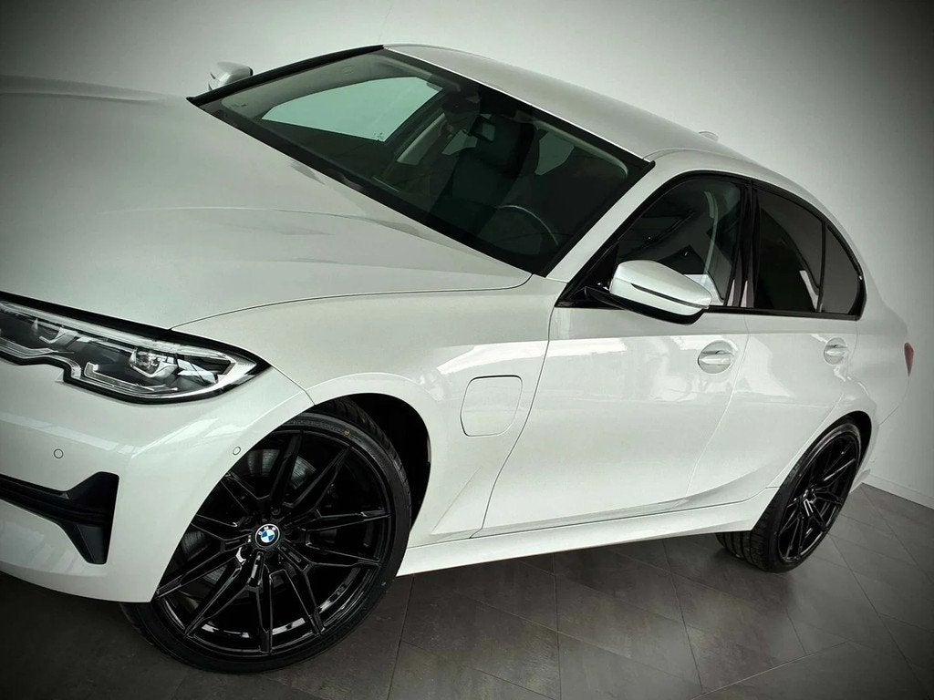 BMW 3 Serie 330 e xDrive PHEV LOOK M-1ERPRO-COCKPIT-CARPLAY-, Auto's, BMW, Automaat, 4 cilinders, Skiluik, Wit