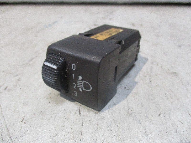 COMMUTATEUR PHARE REGLAGE C Saab 900 II (4736-906), Saab-de-info@saabgroup.com, Marienbergstraße  96
90411  Nürnberg, DE, Utilisé