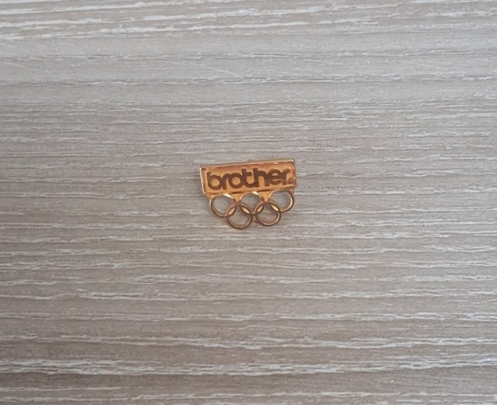 PIN - BROTHER - OLYMPISCHE SPELEN - JEUX OLYMPIQUES, Collections, Envoi, Utilisé, Sport, Insigne ou Pin's