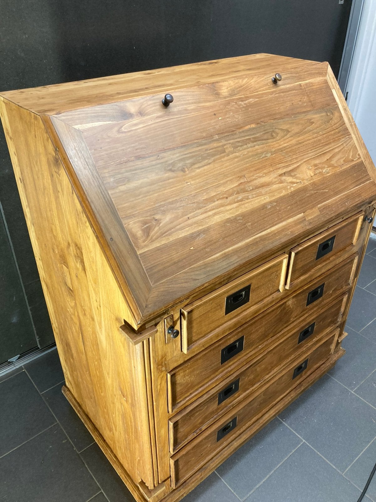 Teaken secretair, Enlèvement, Comme neuf