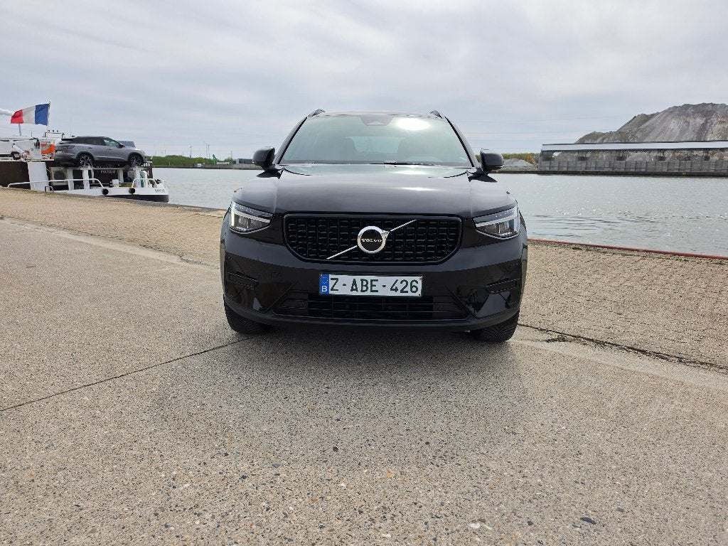 Volvo XC40 B3 Dark Plus Limited Edition 1400km, Dealer onderhouden, 4 cilinders, Zwart, Bedrijf