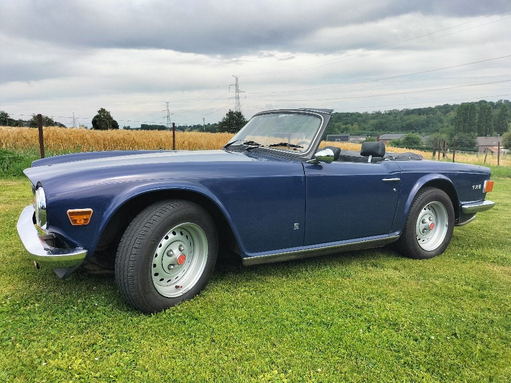Triumph, 2500 cm³, 2 places, Noir, 6 cylindres