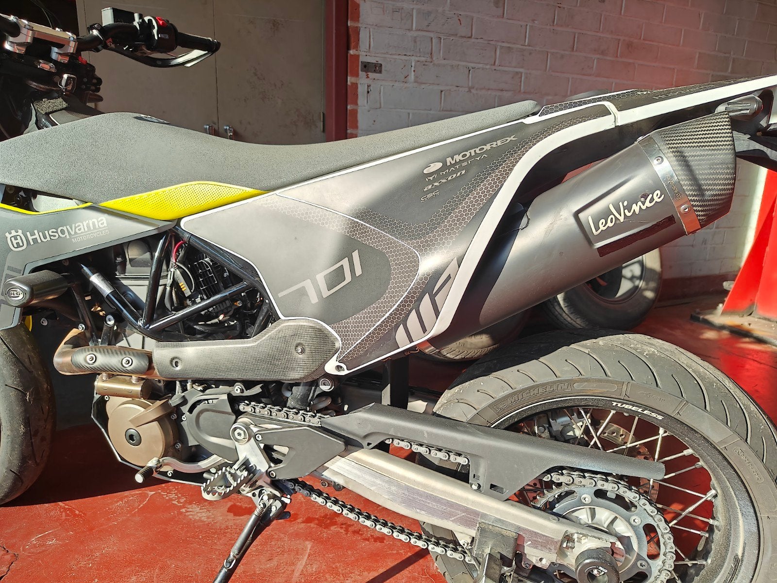 Eind demper Husqvarna 701 Supermoto, Fietsen en Brommers, Ophalen, Zo goed als nieuw, 701 cc
