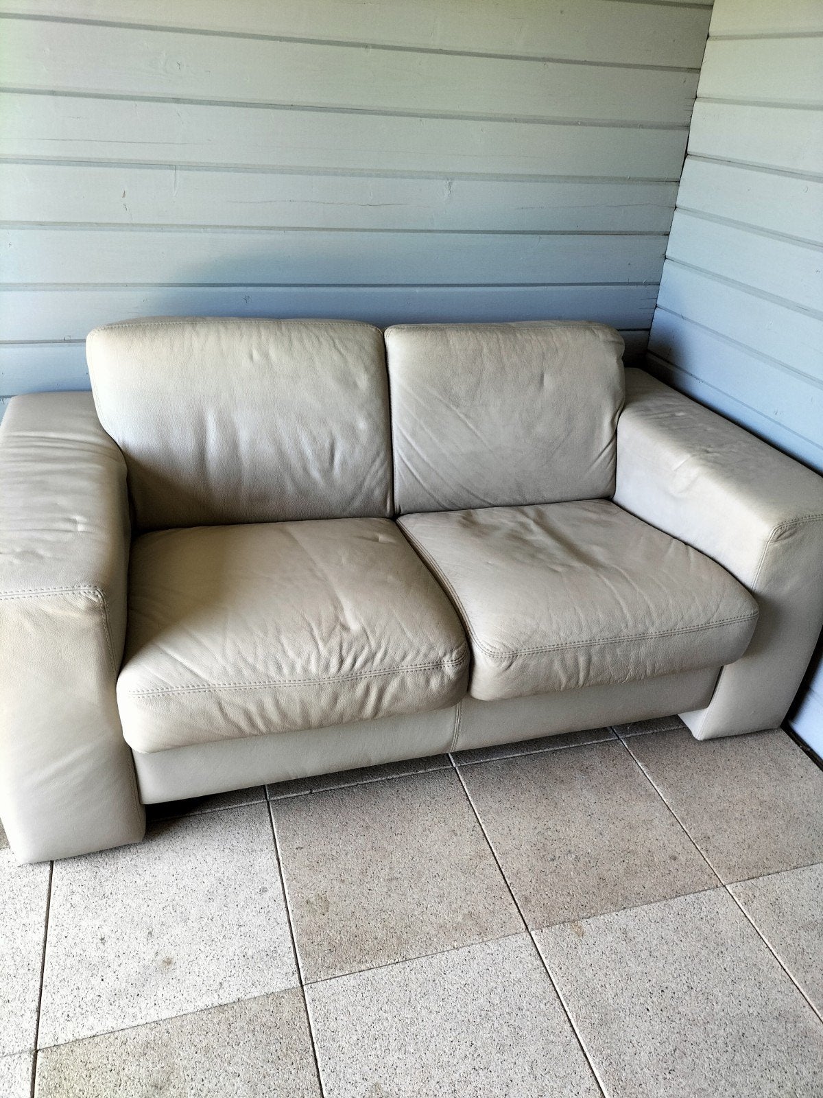 Gratis beige 2 zits zetel van leder, Maison & Meubles, Canapés | Salons, Enlèvement